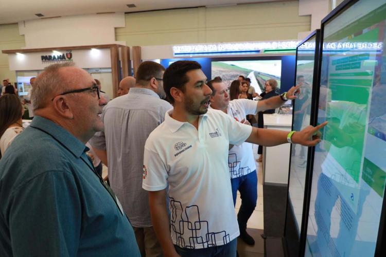 Paraná Mais Cidades: Feira de Serviços orienta gestores para acesso a programas do Estado