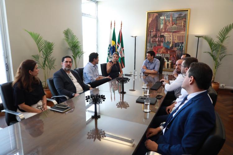 Projeto Fábrica de Ideias e Centro de Convenções de Curitiba são mostrados ao prefeito de Curitiba