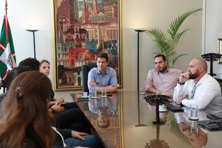 Projeto Fábrica de Ideias e Centro de Convenções de Curitiba são mostrados ao prefeito de Curitiba