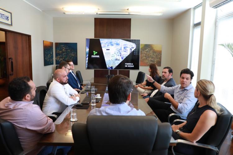 Projeto Fábrica de Ideias e Centro de Convenções de Curitiba são mostrados ao prefeito de Curitiba