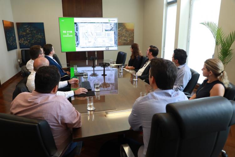 Projeto Fábrica de Ideias e Centro de Convenções de Curitiba são mostrados ao prefeito de Curitiba