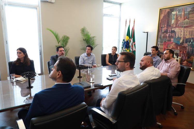 Projeto Fábrica de Ideias e Centro de Convenções de Curitiba são mostrados ao prefeito de Curitiba