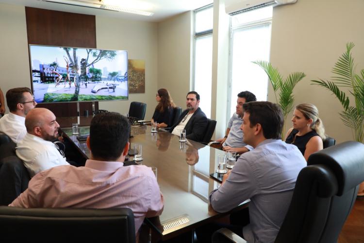 Projeto Fábrica de Ideias e Centro de Convenções de Curitiba são mostrados ao prefeito de Curitiba