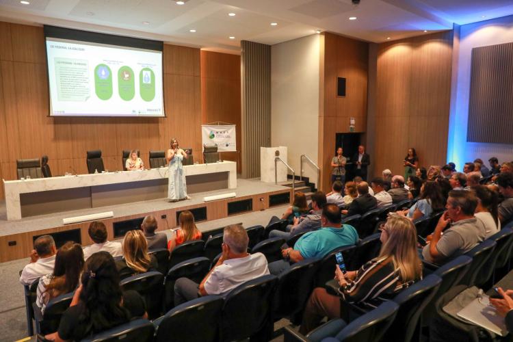 Mais de 300 prefeitos participam de Encontro sobre Novo Modelo de Gestão de Água e Saneamento