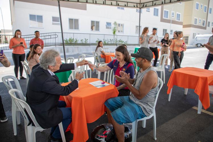 Com apoio da COHAPAR, 192 famílias recebem apartamentos em novo Residencial na Capital