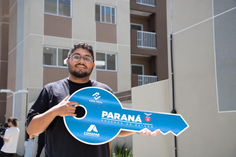 Com recursos do Casa Fácil Paraná, Cohapar entrega apartamentos em Pinhais