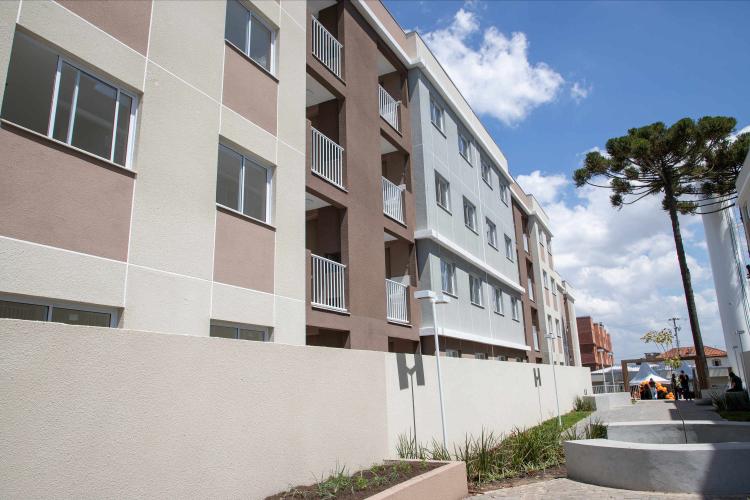 Com recursos do Casa Fácil Paraná, Cohapar entrega apartamentos em Pinhais