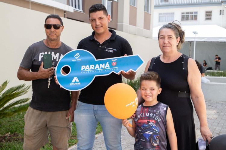 Com recursos do Casa Fácil Paraná, Cohapar entrega apartamentos em Pinhais