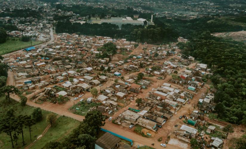 Acordo intermediado pelo Estado regulariza terreno da Vila Tiradentes, em Curitiba