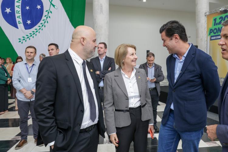 Estado vai distribuir 1.200 novos abrigos para pontos de ônibus em 30 Cidades paranaenses