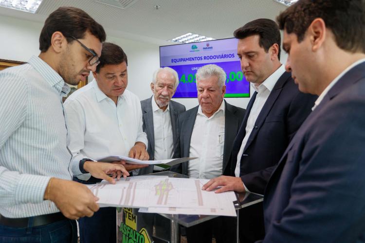 Governador libera R$ 14 milhões para compra de ônibus e caminhões para Umuarama