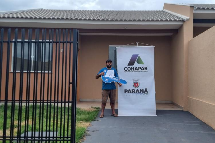 Com apoio do Estado, 56 famílias de Paiçandu recebem as chaves da casa própria