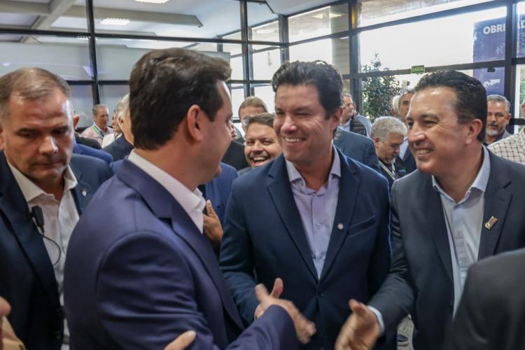 Governador destaca parceria com municípios na posse da nova diretoria da AMP