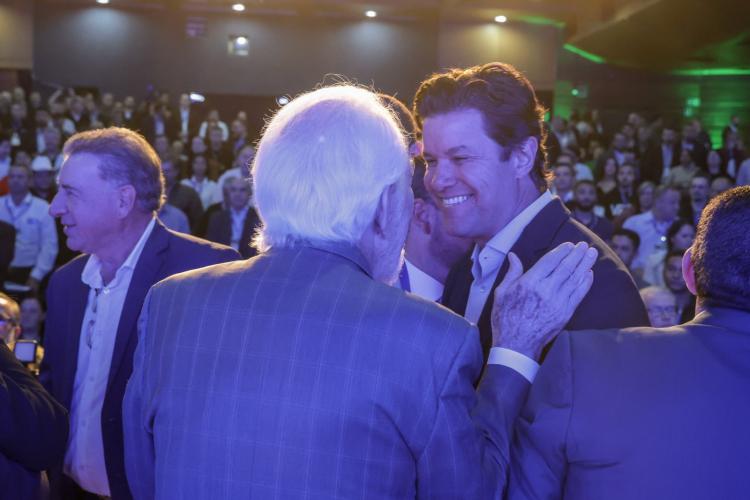 Governador destaca parceria com municípios na posse da nova diretoria da AMP