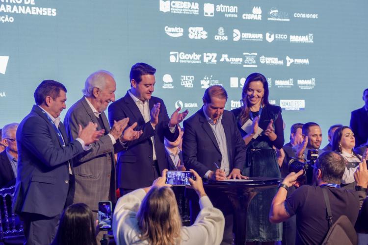 Governador destaca parceria com municípios na posse da nova diretoria da AMP