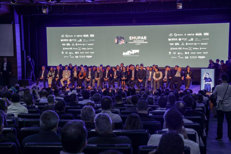 Governador destaca parceria com municípios na posse da nova diretoria da AMP