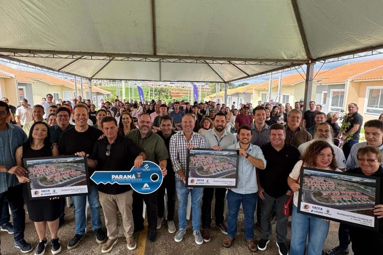 61 famílias de Guarapuava recebem chaves da casa própria com apoio do Estado
