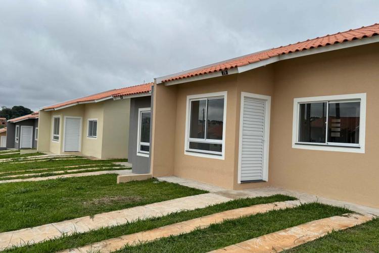 61 famílias de Guarapuava recebem chaves da casa própria com apoio do Estado