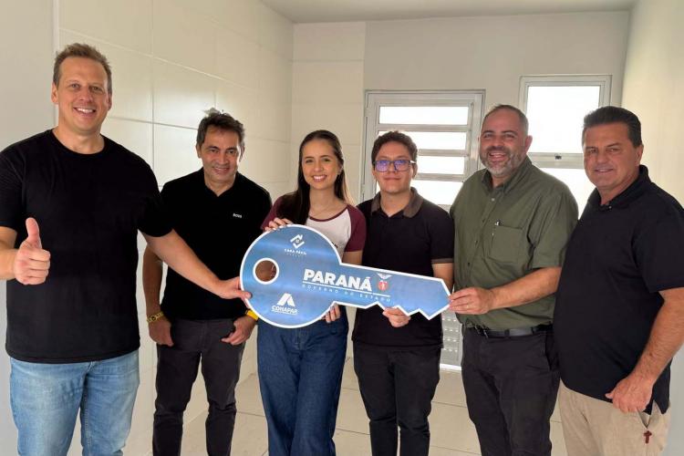 61 famílias de Guarapuava recebem chaves da casa própria com apoio do Estado