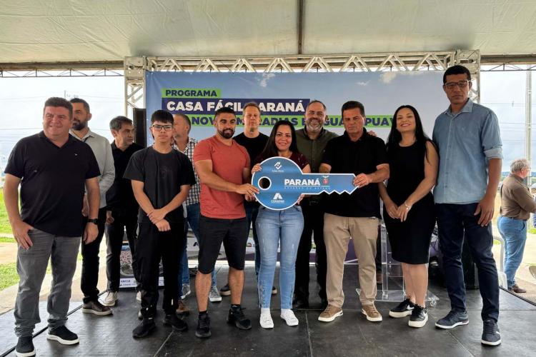 61 famílias de Guarapuava recebem chaves da casa própria com apoio do Estado