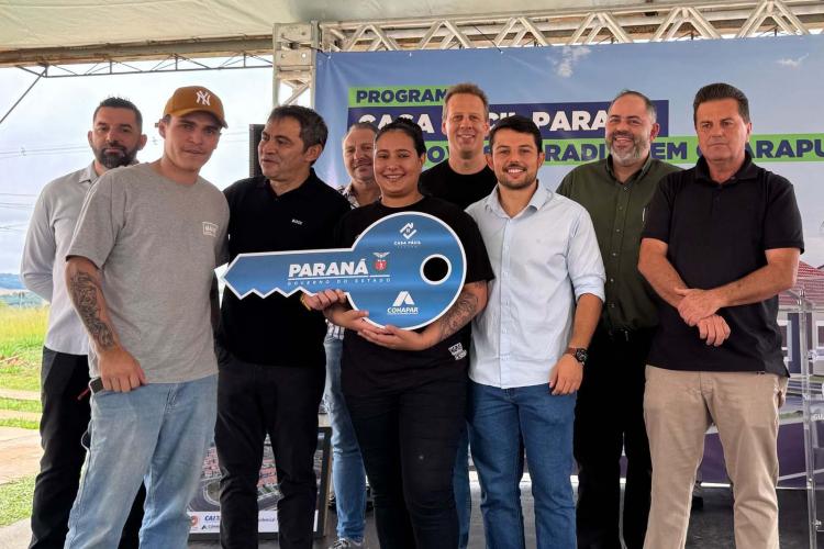 61 famílias de Guarapuava recebem chaves da casa própria com apoio do Estado