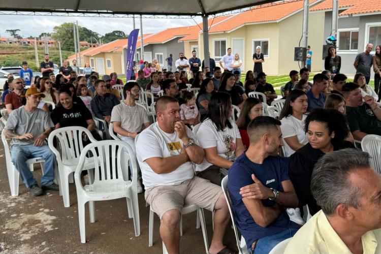 61 famílias de Guarapuava recebem chaves da casa própria com apoio do Estado