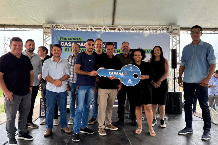 61 famílias de Guarapuava recebem chaves da casa própria com apoio do Estado