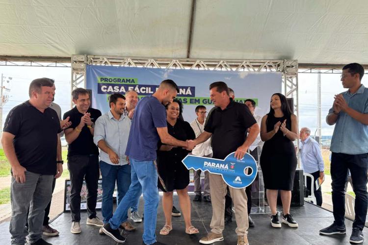 61 famílias de Guarapuava recebem chaves da casa própria com apoio do Estado
