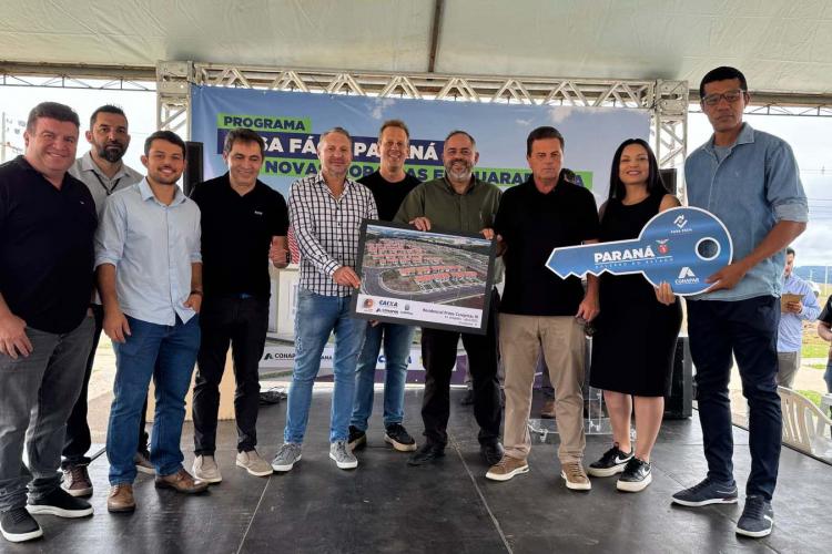 61 famílias de Guarapuava recebem chaves da casa própria com apoio do Estado