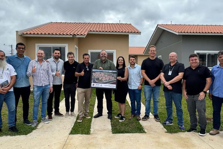 61 famílias de Guarapuava recebem chaves da casa própria com apoio do Estado