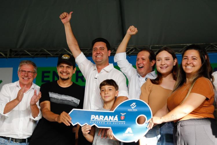 Governador inaugura Bairro planejado com 371 casas em Assis Chateaubriand