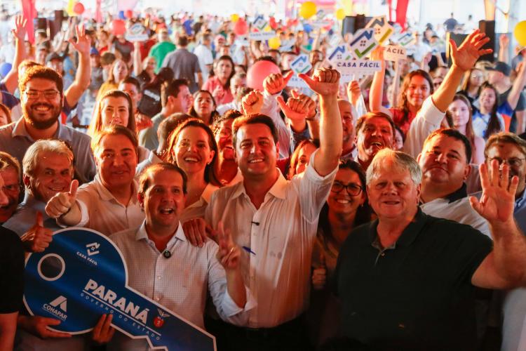 Governador inaugura Bairro planejado com 371 casas em Assis Chateaubriand