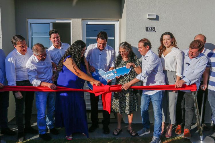 Governador inaugura Bairro planejado com 371 casas em Assis Chateaubriand