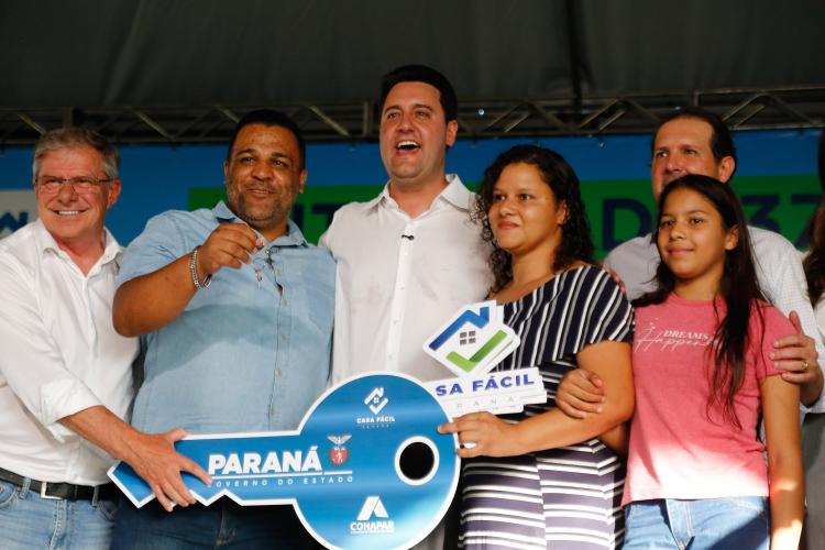 Governador inaugura Bairro planejado com 371 casas em Assis Chateaubriand