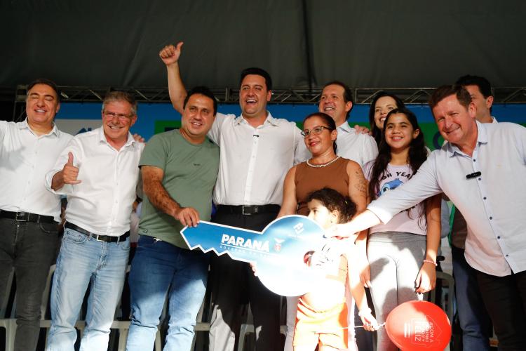 Governador inaugura Bairro planejado com 371 casas em Assis Chateaubriand