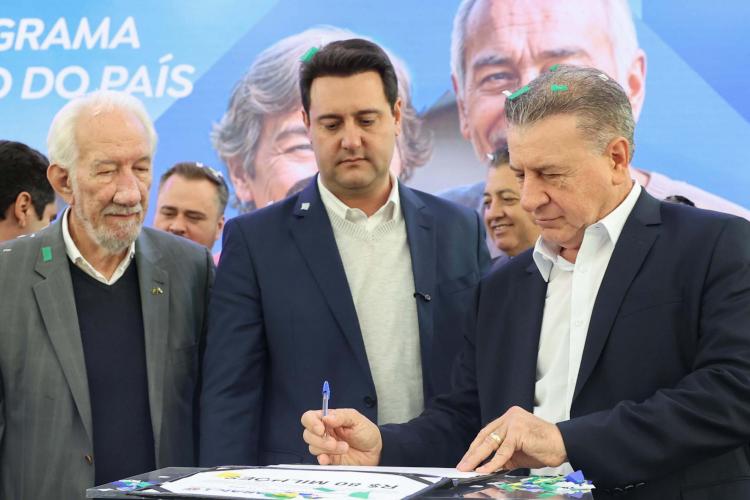 Estado assina contratos do Vida Nova para construir 2,5 mil c asas para famílias de áreas de risco