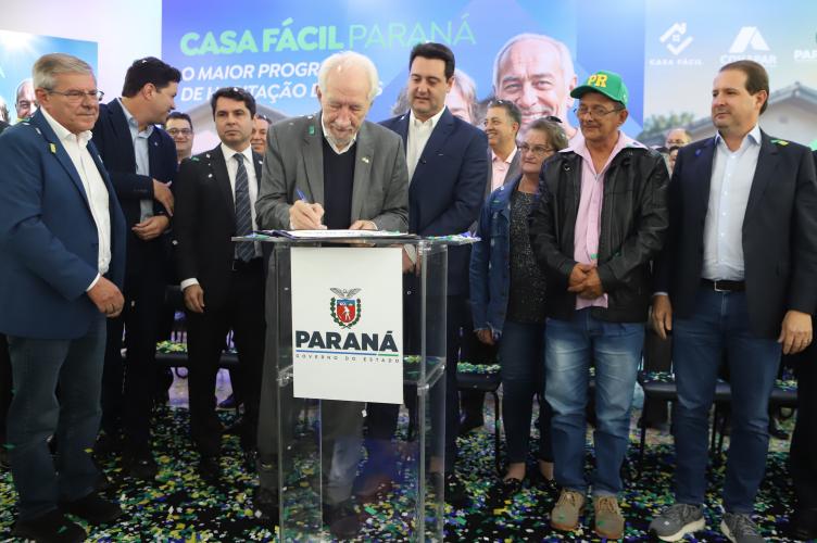 Estado assina contratos do Vida Nova para construir 2,5 mil c asas para famílias de áreas de risco