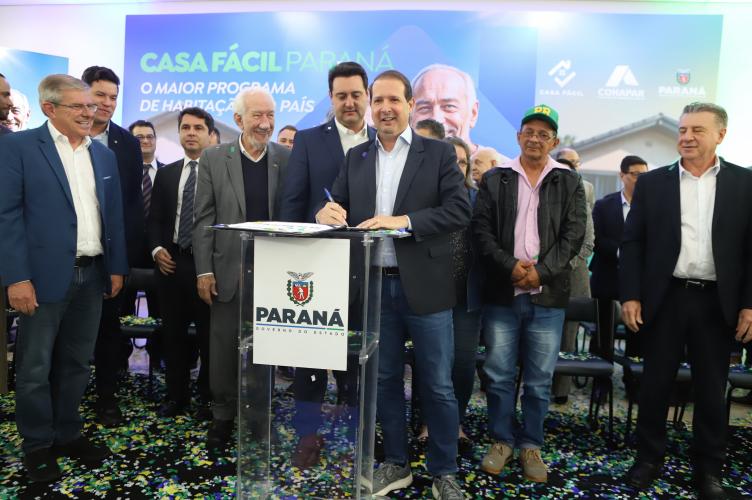 Estado assina contratos do Vida Nova para construir 2,5 mil c asas para famílias de áreas de risco