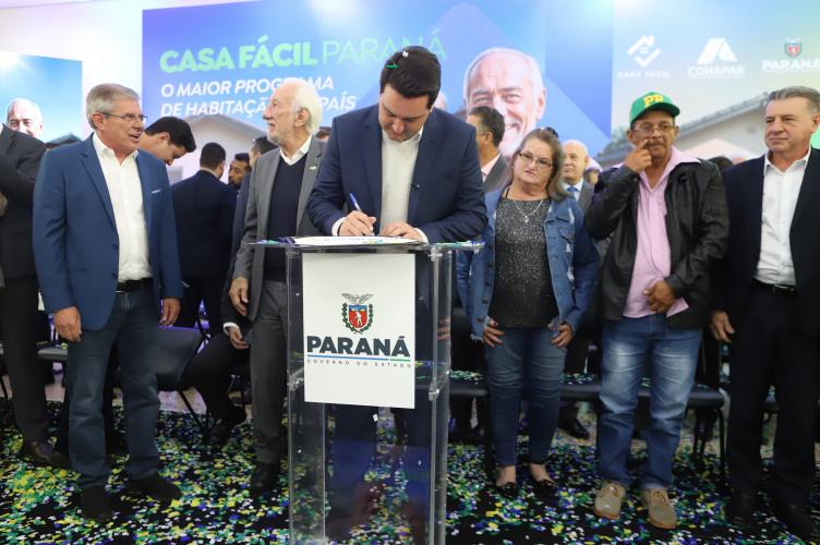 Estado assina contratos do Vida Nova para construir 2,5 mil c asas para famílias de áreas de risco