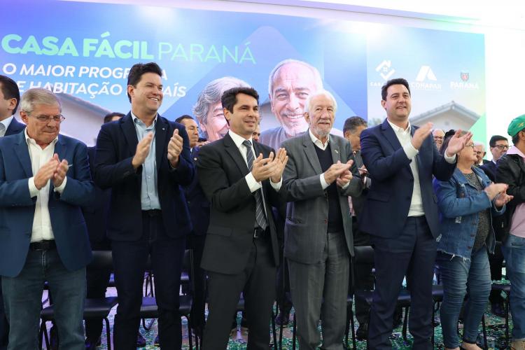 Convênio entre COHAPAR e Sanepar vai levar banheiros a mais de 3 mil residências