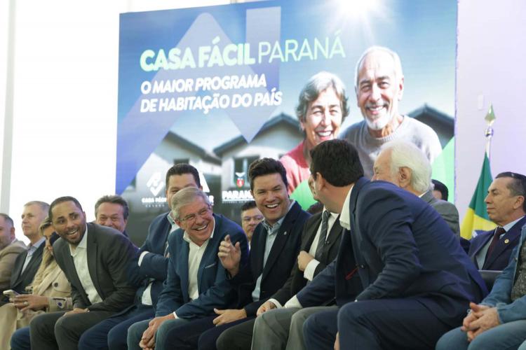 Convênio entre COHAPAR e Sanepar vai levar banheiros a mais de 3 mil residências