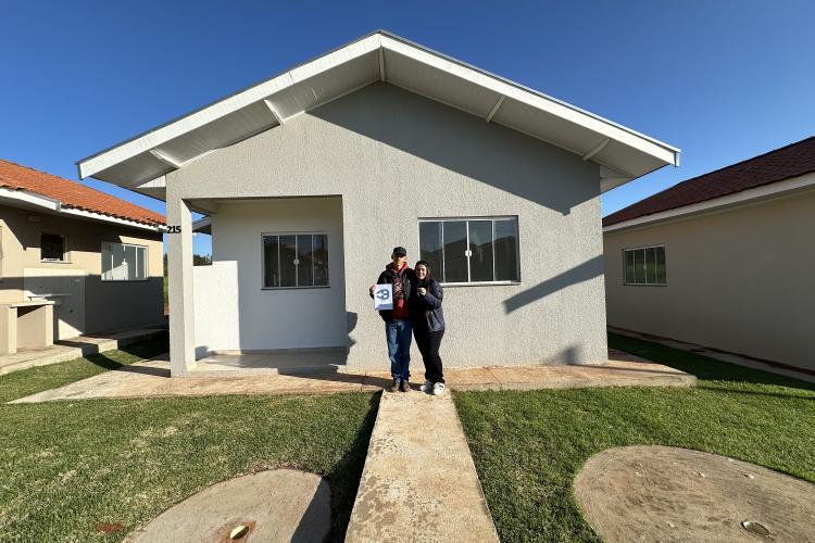 COHAPAR entrega chaves da casa própria a 48 famílias de Japira