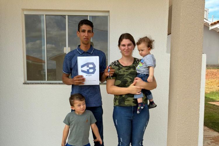 COHAPAR entrega chaves da casa própria a 48 famílias de Japira