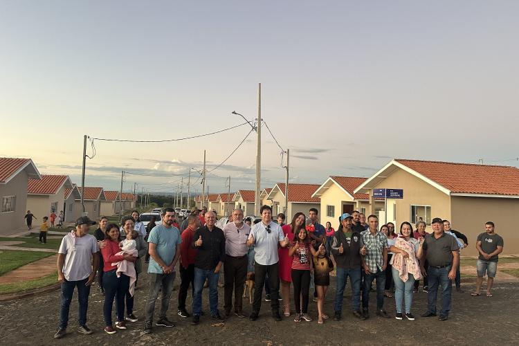 COHAPAR entrega chaves da casa própria a 48 famílias de Japira