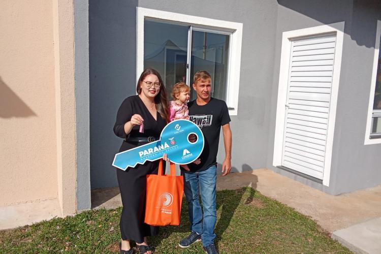 Com recursos do Estado, 55 famílias de Palmeira recebem as chaves dos novos lares