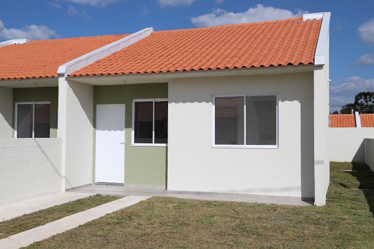 Com apoio do Estado, 90 famílias de Fazenda Rio Grande recebem chaves da casa própria