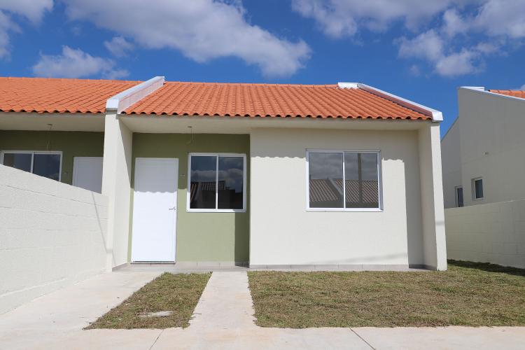 Com apoio do Estado, 90 famílias de Fazenda Rio Grande recebem chaves da casa própria