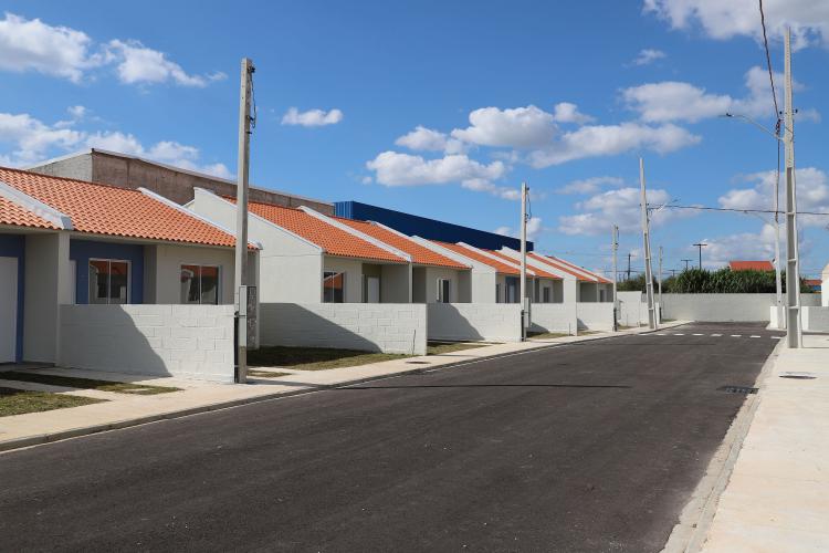 Com apoio do Estado, 90 famílias de Fazenda Rio Grande recebem chaves da casa própria