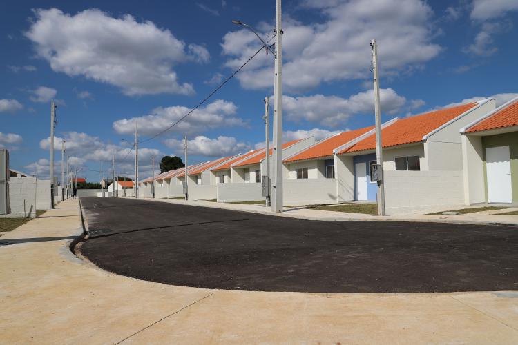 Com apoio do Estado, 90 famílias de Fazenda Rio Grande recebem chaves da casa própria