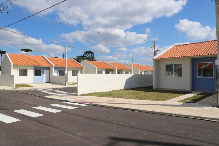 Com apoio do Estado, 90 famílias de Fazenda Rio Grande recebem chaves da casa própria